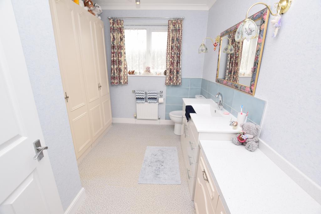 En-suite &amp; dressing room