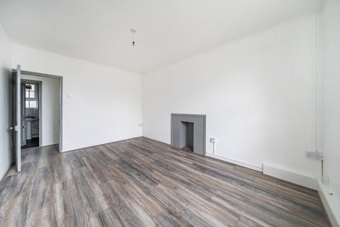 3 bedroom flat to rent, Union Road London SW8