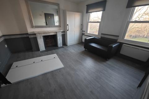 Studio to rent, Stoke Newington Common, London N16