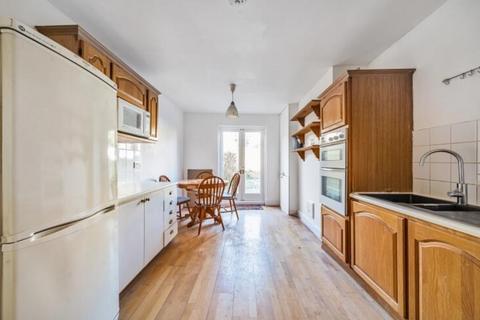 4 bedroom terraced house to rent, Wilton Avenue, London