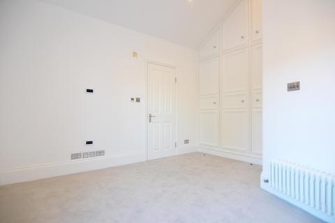 2 bedroom flat to rent, Victoria Road, Kingston upon Thames, UK