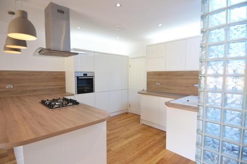 2 bedroom flat to rent, Victoria Road, Kingston upon Thames, UK