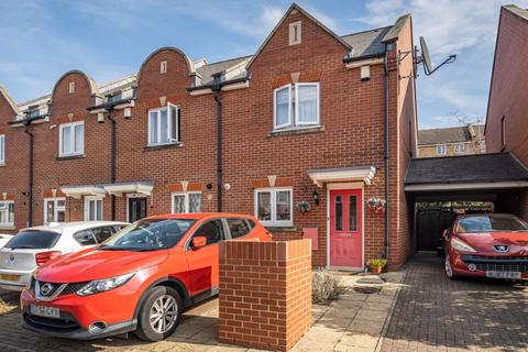 3 bedroom end of terrace house for sale, Barge House Road, London, E16