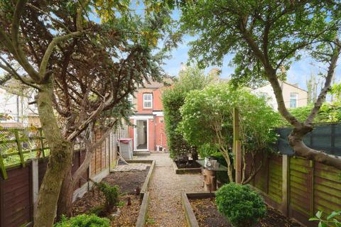 2 bedroom terraced house to rent, Crescent Road, Leyton