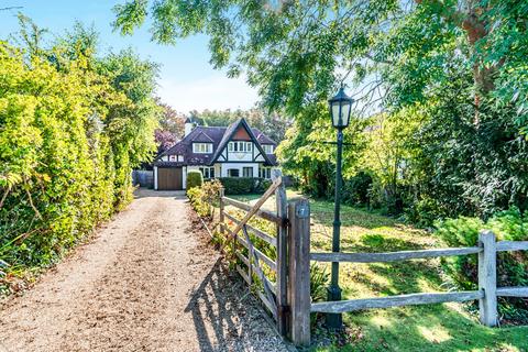 3 bedroom detached house to rent, West Close, Middleton-On-Sea