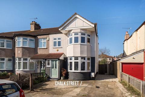 4 bedroom end of terrace house for sale, Parkside Avenue, Romford, RM1