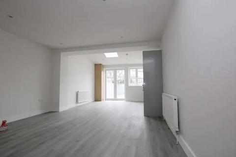 3 bedroom flat to rent, Luxury 3 bedroom ground floor flat to let, NW10