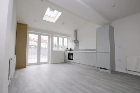 3 bedroom flat to rent, Luxury 3 bedroom ground floor flat to let, NW10