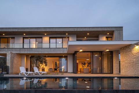 4 bedroom detached house, Sea Caves