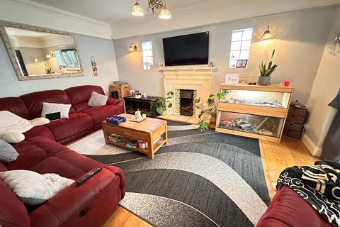 4 bedroom bungalow for sale, Beverley Avenue, Canvey Island