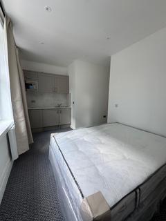 Studio to rent, London W5