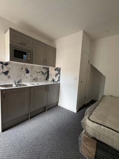 Studio to rent, London W5