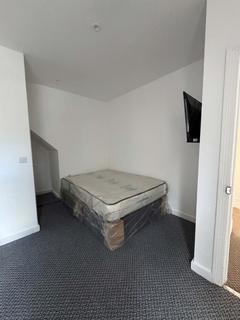 Studio to rent, London W5