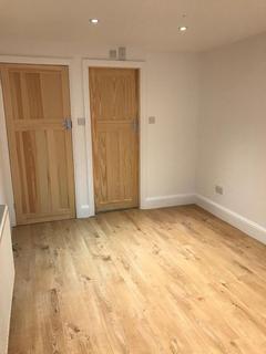 Studio to rent, London SW16