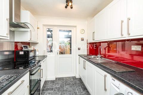 3 bedroom terraced house to rent, Porter Road, Hampshire RG22