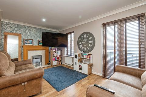 4 bedroom end of terrace house for sale, Digpal Road, Morley LS27