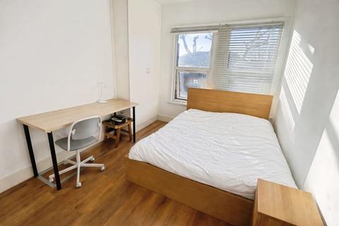 House share to rent, 19 Searles Road, London SE1