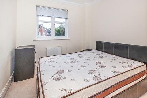 2 bedroom flat to rent, Albany Court Albany Place, Surrey TW20