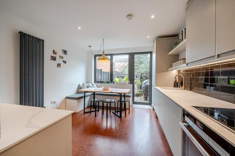 4 bedroom end of terrace house for sale, Stow Crescent, London