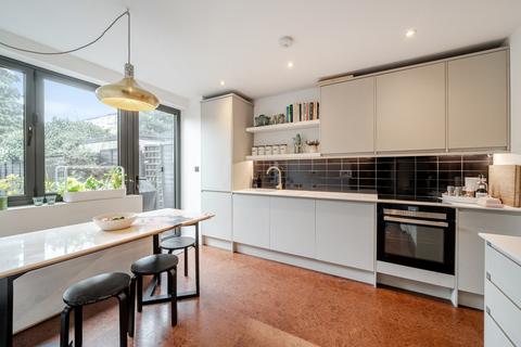 4 bedroom end of terrace house for sale, Stow Crescent, London