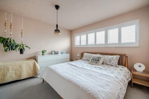 43 Stow Crescent, London, E17 5EG