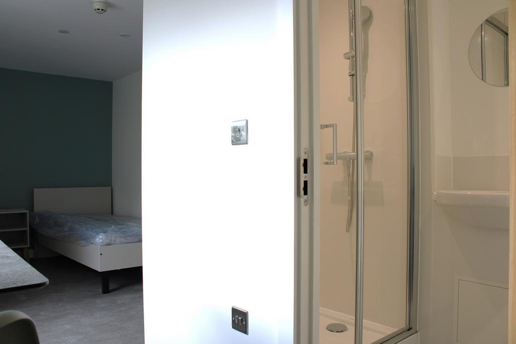 A spacious and well-lit large double bedroom fe...