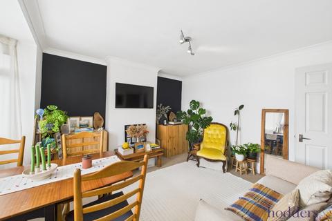 1b Clay Corner, Chertsey, KT16 8EZ