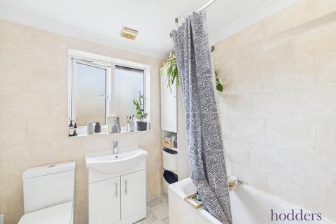 1b Clay Corner, Chertsey, KT16 8EZ