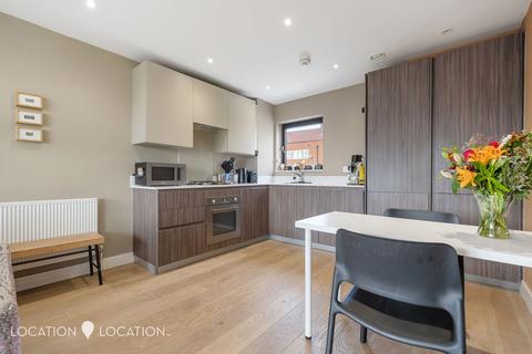 2 bedroom flat for sale, Barn Street, London, N16