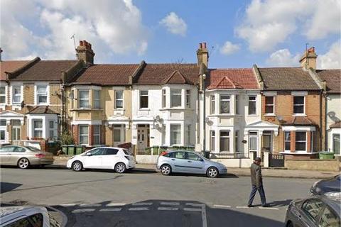 3 bedroom flat to rent, Bannockburn Road, London