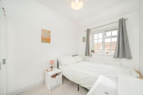 3 bedroom house to rent, Greenstead Gardens, London SW15