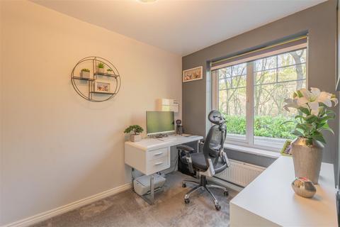 18 Dawn Close, Wollaston, Stourbridge, DY8 4GF