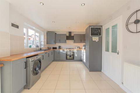 18 Dawn Close, Wollaston, Stourbridge, DY8 4GF