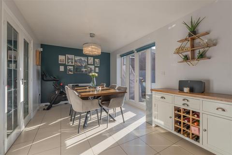 18 Dawn Close, Wollaston, Stourbridge, DY8 4GF