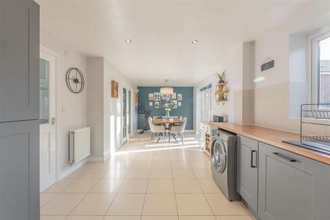 18 Dawn Close, Wollaston, Stourbridge, DY8 4GF