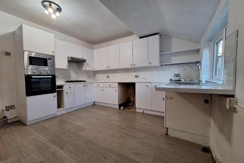 3 bedroom flat to rent, Sylvan Avenue, London