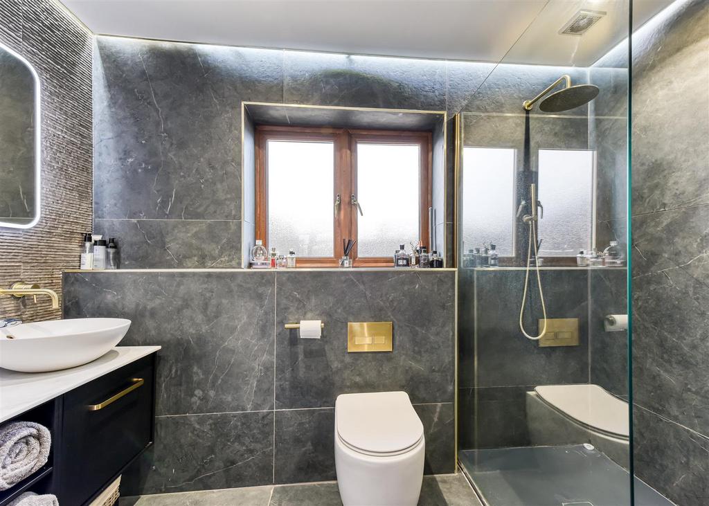 37 Chapel Lane-bed1 ensuite2.jpg