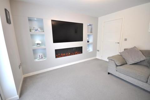 3 bedroom semi-detached house for sale, Garratt Way, Thorne, Doncaster