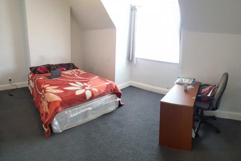 2 bedroom flat to rent, Heathway, Dagenham RM10