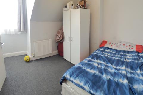 2 bedroom flat to rent, Heathway, Dagenham RM10