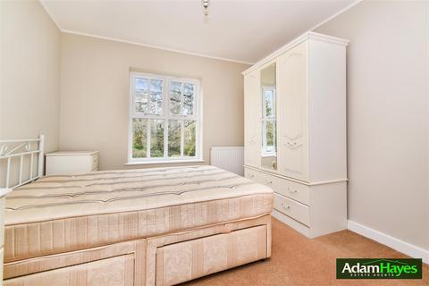 2 bedroom apartment to rent, Holden Road, London N12