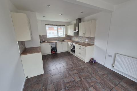 3 bedroom terraced house to rent, Kennet Green, Kingsheath, NN5