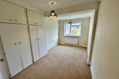 3 bedroom bungalow to rent, Merrow Lane, Guildford GU4