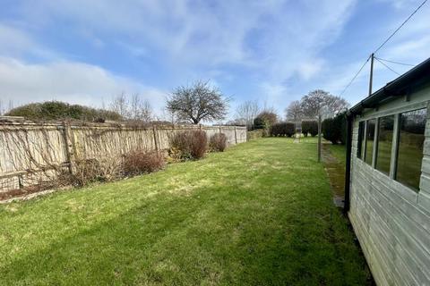 3 bedroom bungalow to rent, Merrow Lane, Guildford GU4