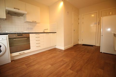 Studio to rent, Lower Mortlake Road, Richmond TW9