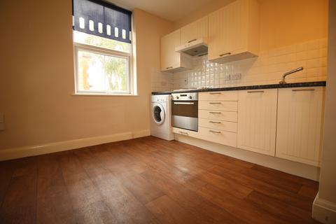 Studio to rent, Lower Mortlake Road, Richmond TW9