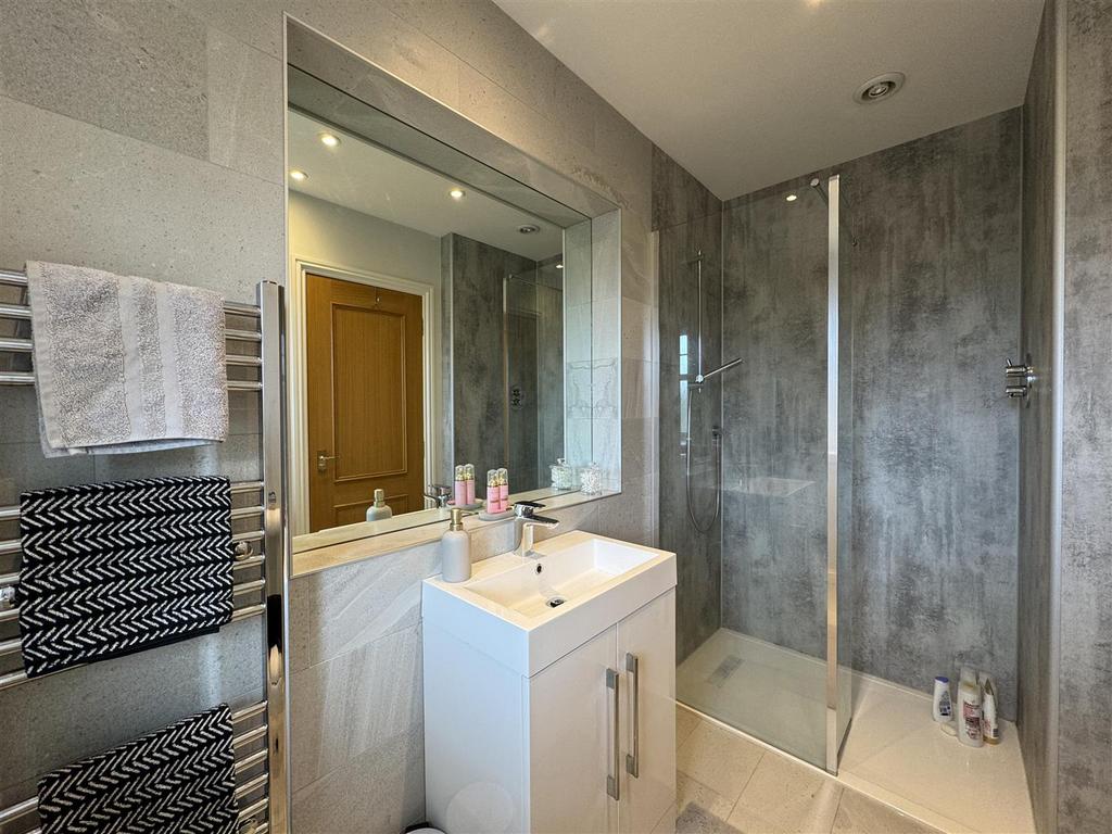 Ensuite 1.jpg