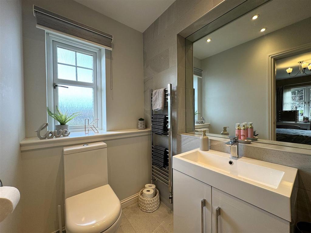 Ensuite 2.jpg