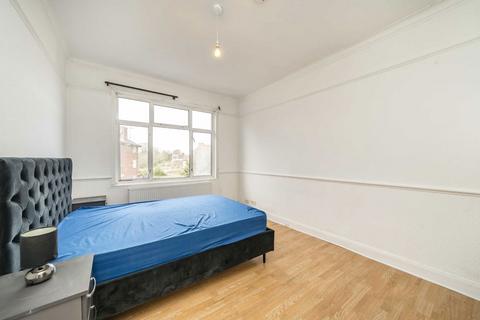 4 bedroom flat to rent, The Pavement, London W5