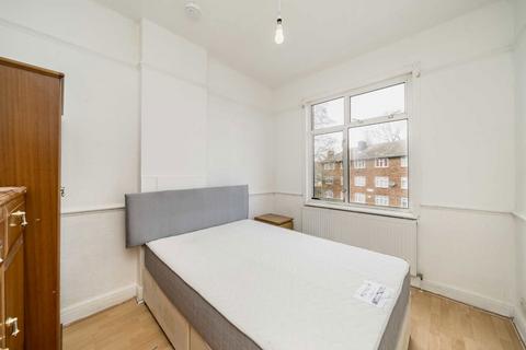 4 bedroom flat to rent, The Pavement, London W5